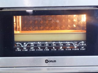 蒜香吐司条,放入预热好的烤箱，上下火180度，中层烤13分钟左右