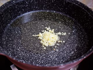 蚝油酱汁杏鲍菇,锅中倒入适量的食用油烧热，放入蒜末爆香