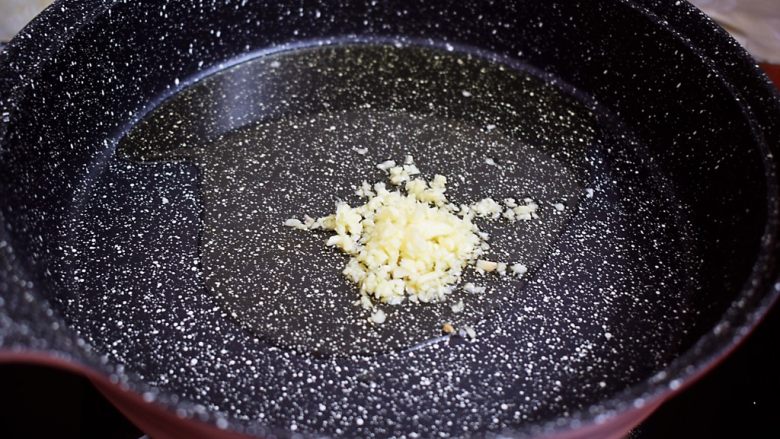 蚝油酱汁杏鲍菇,锅中倒入适量的食用油烧热，放入蒜末爆香