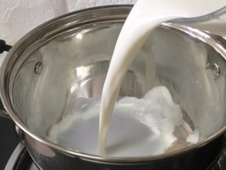 芒果牛奶布丁,开小火锅中加入牛奶250g