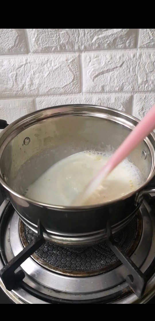 芒果牛奶布丁,搅拌均匀至融化