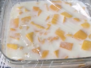 芒果牛奶布丁,盖保鲜膜冰箱冷藏两小时以上