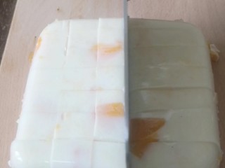 芒果牛奶布丁,切块装盘
