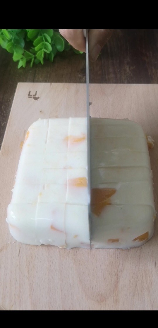 芒果牛奶布丁,切块装盘