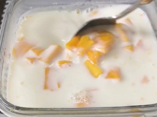 芒果牛奶布丁,搅拌
