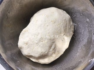 豆沙白玉卷,再揉成一个三光的面团（面光、手光、盆光），放在温暖处发酵。