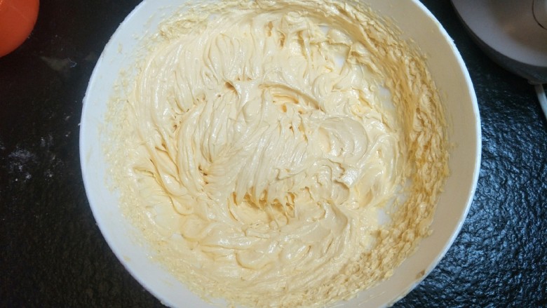大理石花纹磅蛋糕,打到这样用光泽，如果天气热的话黄油太软可以放冷藏10分钟