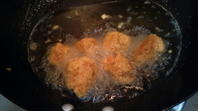 日式炸鸡块,再炸4分钟。炸到表面金黄，要翻动，使几会上色更均匀哦。