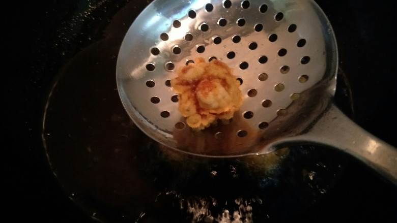 日式炸鸡块,炸到这样。鸡会变得脆脆的金黄色就可捞出啦。 