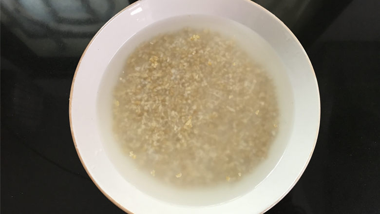 牛奶香蕉燕麦粥,00克钢切燕麦先用清水冲洗干净后用温水浸泡10分钟。