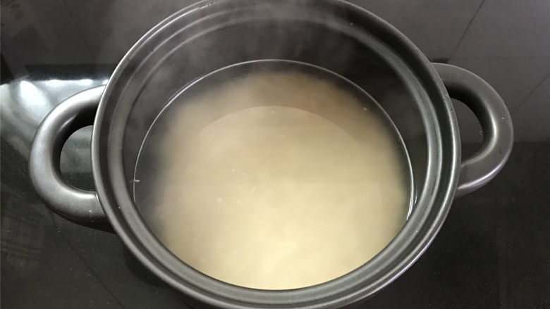 牛奶香蕉燕麦粥,把浸泡好的燕麦放入砂锅中，加入热水。