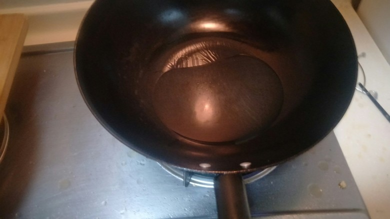 清炒绿豆芽,锅中倒入适量油热锅