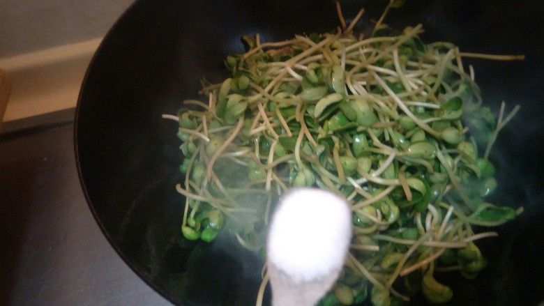 清炒绿豆芽,加入一小勺盐适量调味