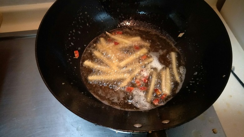 红烧昂刺鱼烧豆腐,放油，放姜，放辣椒。大火🔥一起烧。