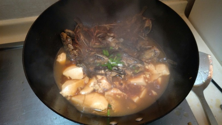 红烧昂刺鱼烧豆腐,大火收水，把味道收进去。