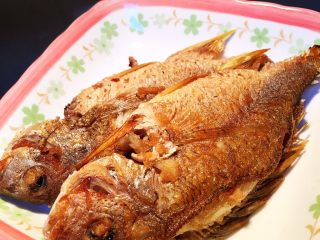 黄翅鱼面线汤,黄翅鱼两面煎至两面金黄色装盘备用。