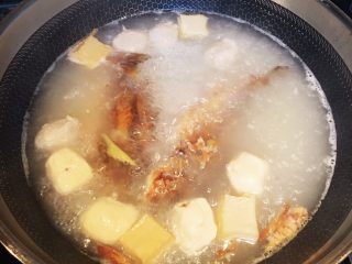 黄翅鱼面线汤,让鱼汤多滚一会儿，这样鱼汤才会变得奶白色。