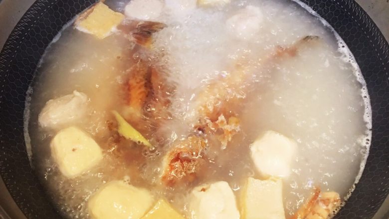 黄翅鱼面线汤,让鱼汤多滚一会儿，这样鱼汤才会变得奶白色。