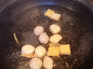 黄翅鱼面线汤,锅中放入适量的水煮开，下鱼豆腐、虾丸、墨鱼丸和姜丝。