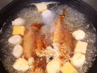 黄翅鱼面线汤,待水再次烧开后放入煎好的黄翅鱼。