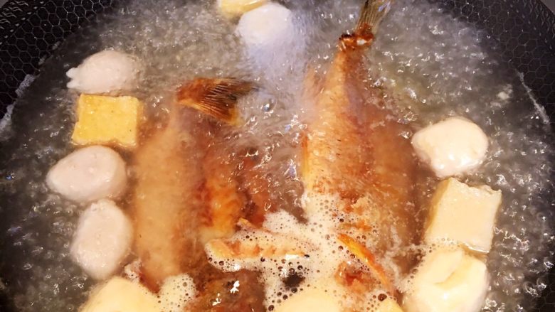 黄翅鱼面线汤,待水再次烧开后放入煎好的黄翅鱼。