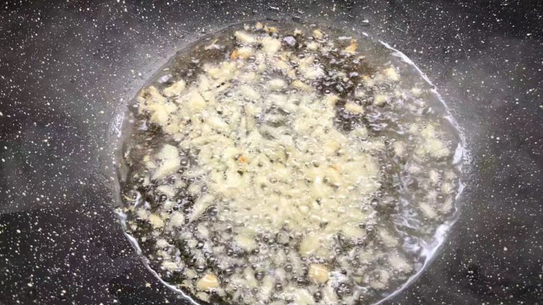 四季豆炒蛤蜊肉,锅里放入适量水烧开，加入一勺油，一勺盐，少许白糖调匀，把四季豆放入焯烫2分钟，焯好捞起来沥干水待用。