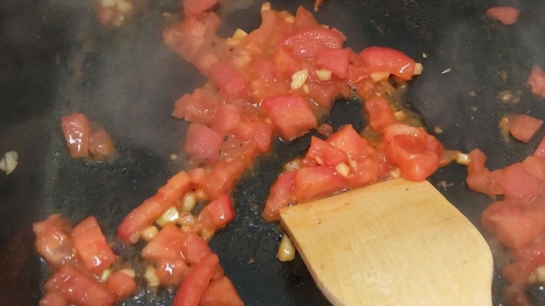 番茄烩鳕鱼,热锅放油，7分热时放入蒜末爆香，放入番茄丁翻炒，加入少许清水。