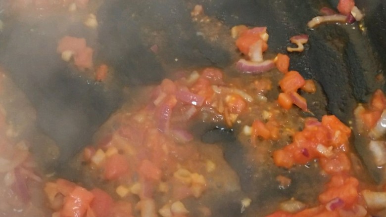 番茄烩鳕鱼,放入洋葱丁翻炒，少许番茄酱。