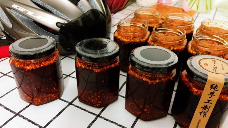 红油辣椒,对罐装完毕的瓶口进行塑膜封装。如上图所示