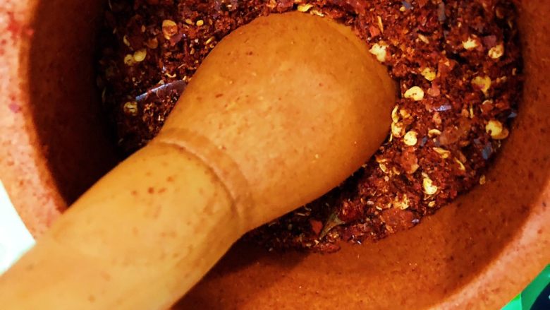 红油辣椒,将全部炒制好的辣椒捣碎。