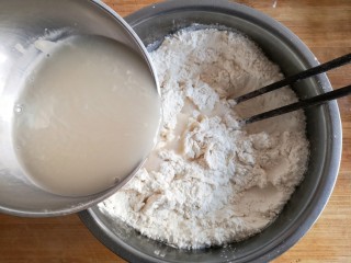 春暖花开,将酵母粉用温水冲开，少量多次加入面粉中，用筷子搅拌成雪花状。