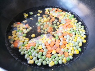 春暖花开,将青豆、玉米粒和胡萝卜入开水焯2-3分钟。