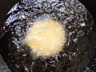 葱油饼,把葱油饼放入热油锅进行油炸，需要炸至两面金黄，注意火候切勿炸糊了。