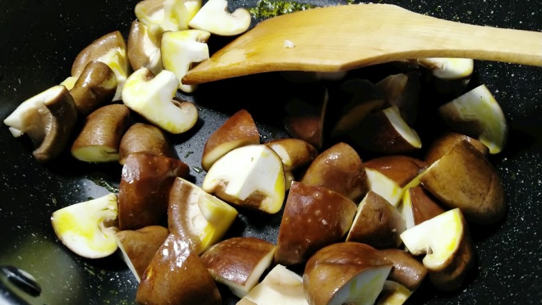 油豆腐炖香菇,热锅烧油放入香菇中火煸炒