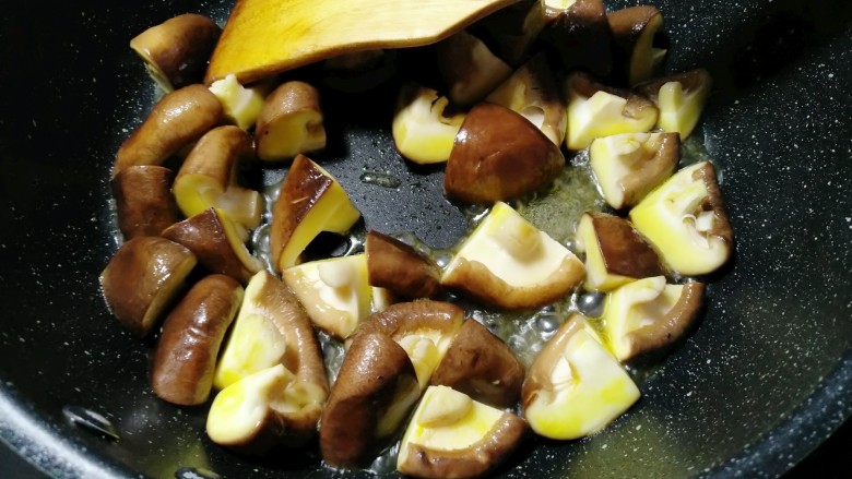 油豆腐炖香菇,把香菇炒出水