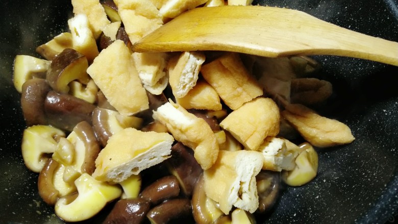 油豆腐炖香菇,把油豆腐放进去煸炒