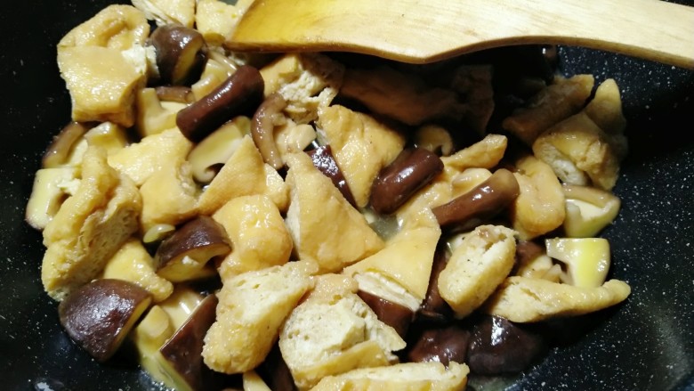 油豆腐炖香菇,放入半碗清水煮五分钟