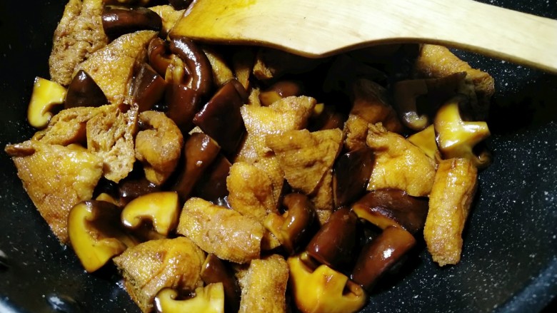 油豆腐炖香菇,翻炒均匀即可