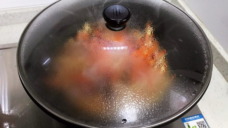 胡萝卜洋葱香干炒酱油肉,盖上锅盖，转小火焖煮2.3分钟