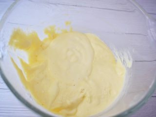 酸奶小蛋糕,再把拌匀的酸奶混合液倒入蛋白中