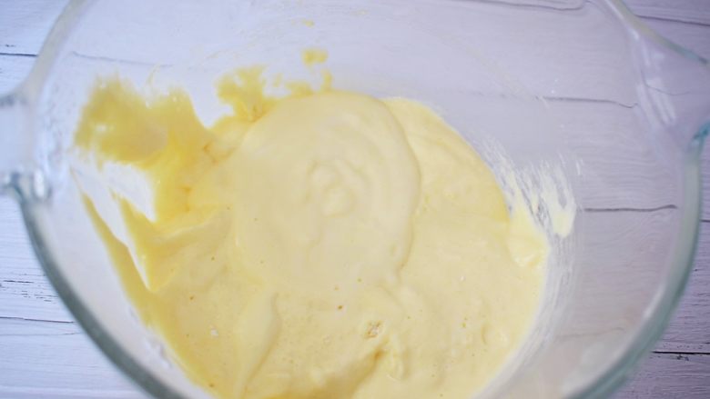 酸奶小蛋糕,再把拌匀的酸奶混合液倒入蛋白中