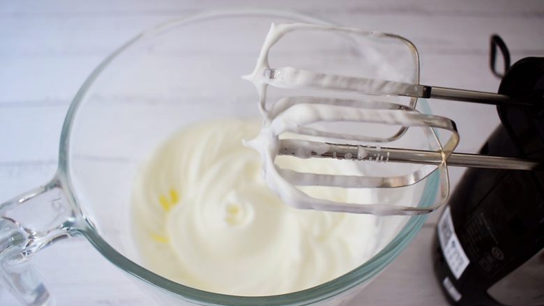 酸奶小蛋糕,用电动打蛋器打发到蛋白出现小尖角