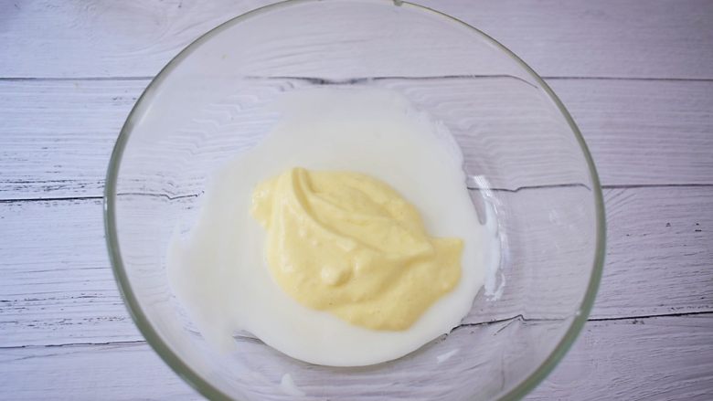 酸奶小蛋糕,再取一部分加入酸奶和玉米油混合液中，翻拌均匀