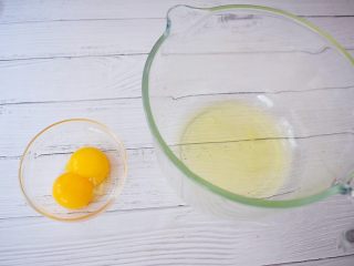 酸奶小蛋糕,把蛋黄和蛋清分离分别在两个无水无油的干净盆中
