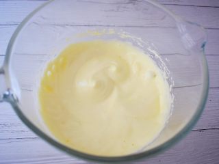 酸奶小蛋糕,继续用电动打蛋器打匀，状态细腻有光泽