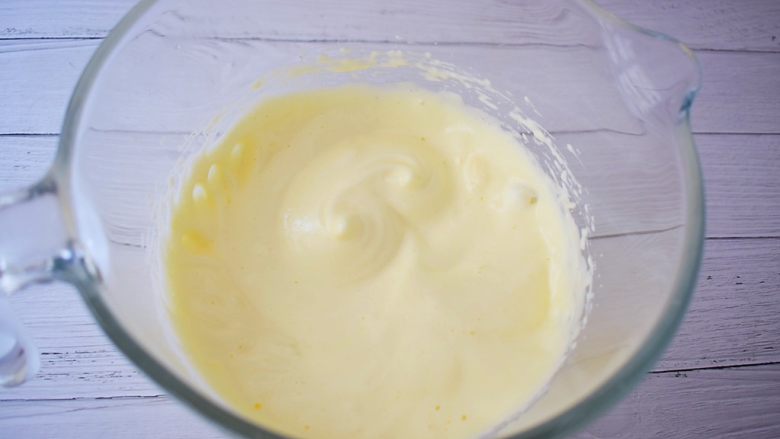 酸奶小蛋糕,继续用电动打蛋器打匀，状态细腻有光泽