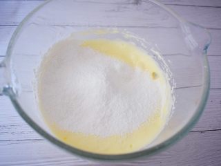 酸奶小蛋糕,筛入低筋面粉
