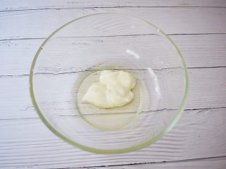 酸奶小蛋糕,玉米油和酸奶混合搅拌至乳状，放置备用