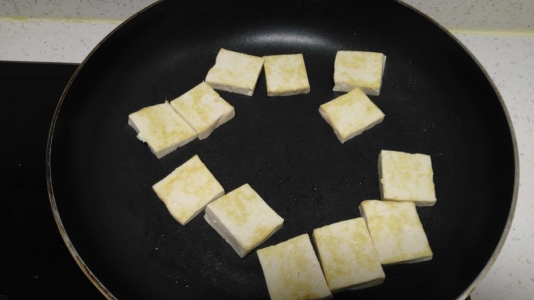 麻辣豆腐炒平菇,煎至1面金黄翻面。