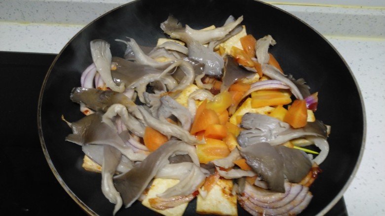 麻辣豆腐炒平菇,放入平菇和胡萝卜。